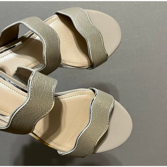 WHBM Brynn Cobblestone Scalloped Open Toe Sandals Sz-7M - Picture 2 of 6